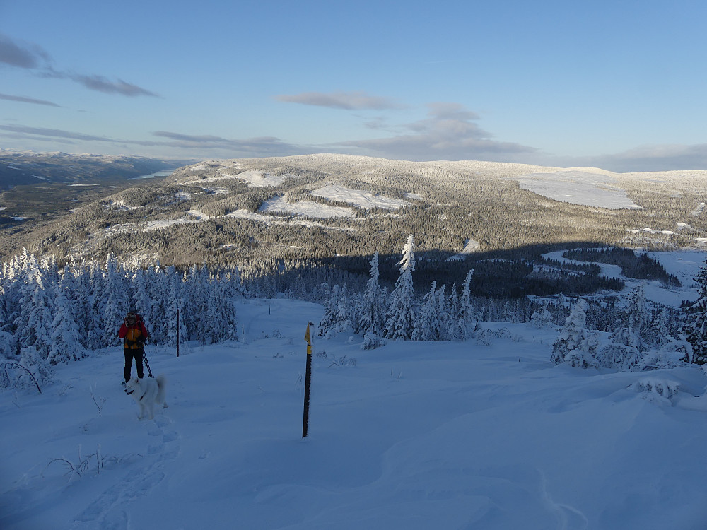 Snart oppe på nordtoppen. I bakgrunnen ser vi inn i RØ.