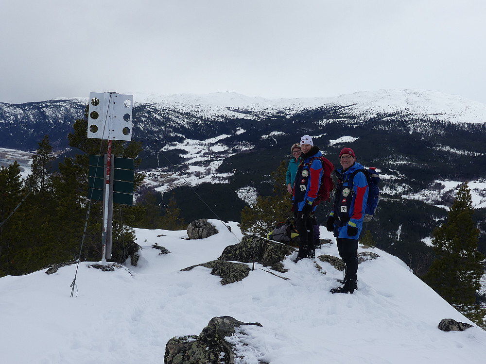 Alle trygt på toppen av Lomseggen, 844 moh.