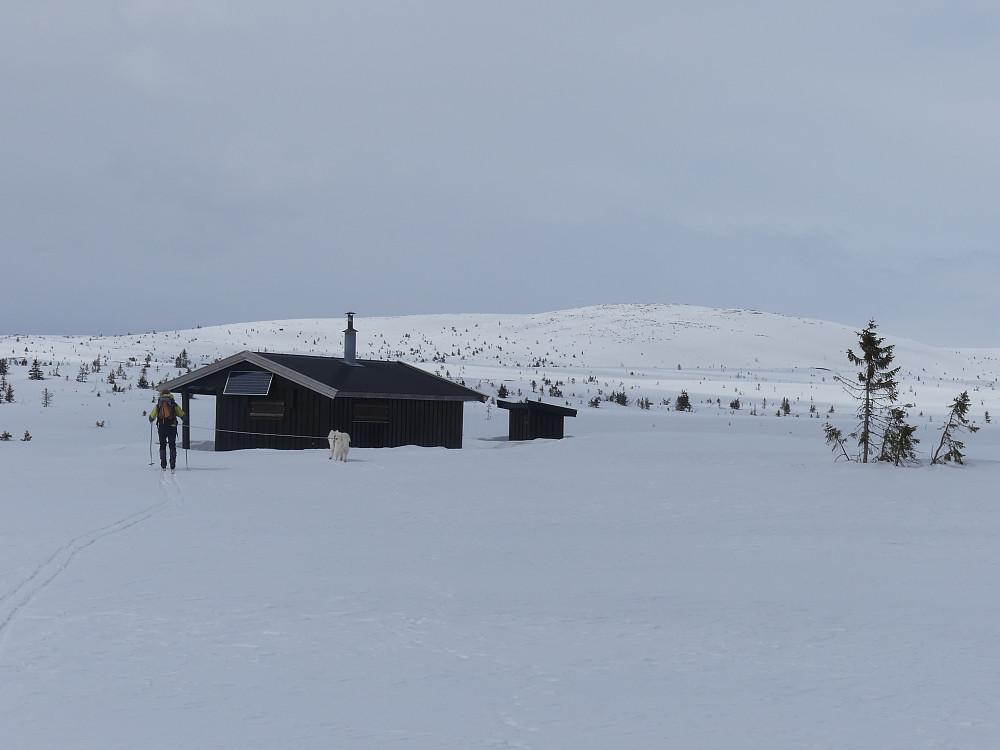 Kroksjøbua med Hemmelkampen i bakgrunnen.