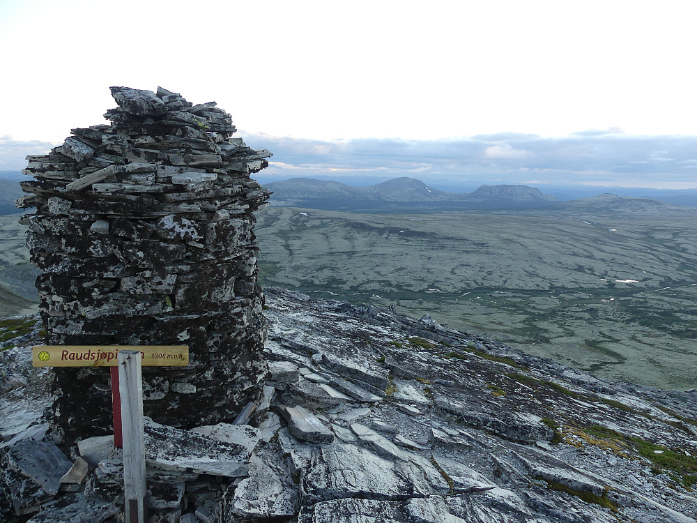 Fra Raudsjøpiggen, 1306 moh., og mot Tynset. De 3 toppene i bakgrunnen er fra venstre: Langkletten, Storkletten og Blåkletten.