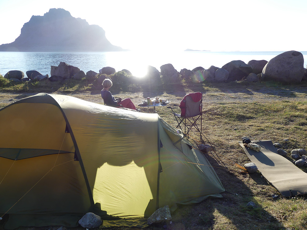 Vi finner verdens fineste teltplass med utsikt til Søla i vest og..