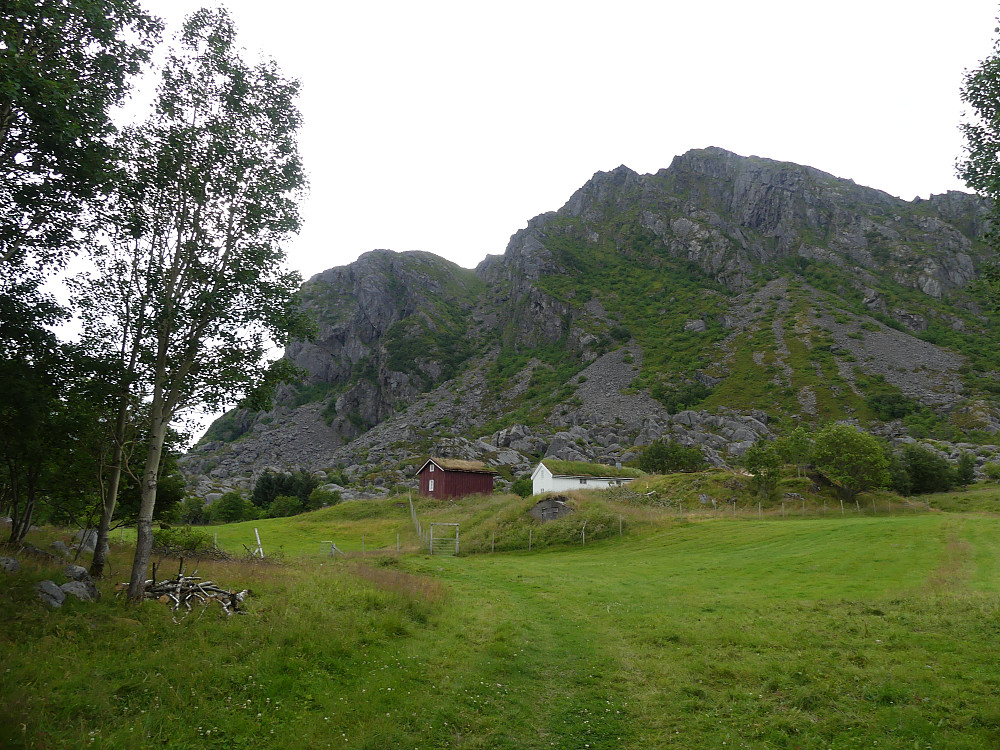 Starter fra gården med samme navn som øya og vi går opp skaret som ses rett over uthustaket. Visstnok eneste adkomst til topps uten klatring (tror ikke det stemmer).