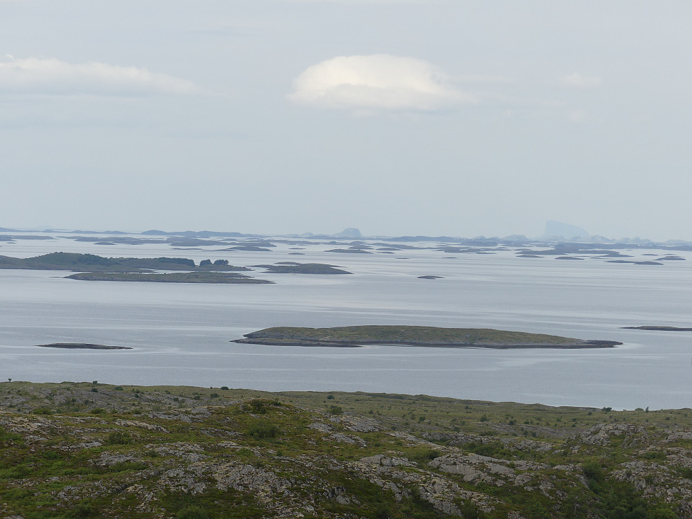 Farvannet mellom Træna og Vega består av noen tusen holmer og skjær. Trænstaven og Lovund skimtes i bakgrunnen.
