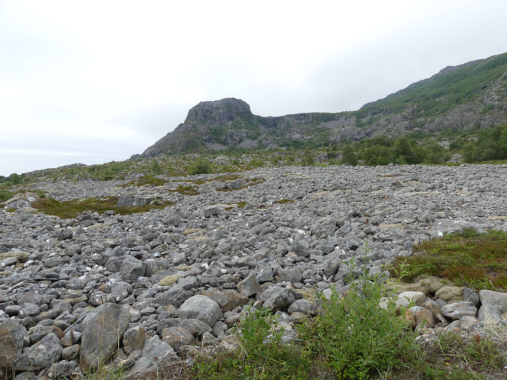 Jeg skjønner godt hvorfor området her har fått navnet Uran. Tårnet med sine 262 moh. i bakgrunnen.