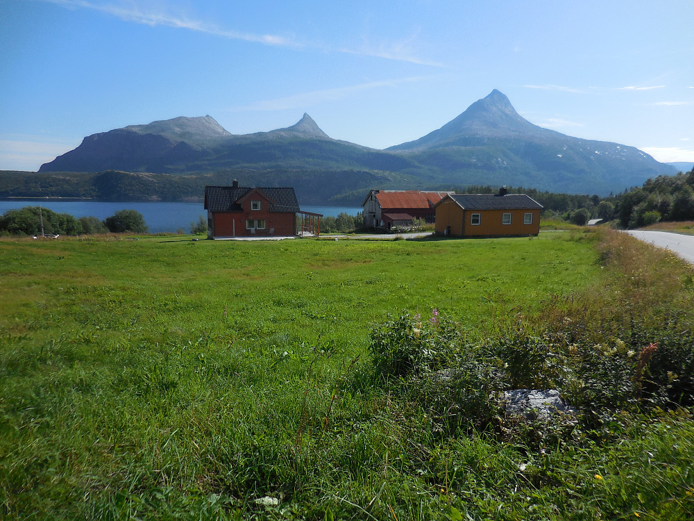 Blikkfang fra sørvest: Litlhornet, Kula og Heilhornet- 3 flotte fjell i Bindal. Vi rekker desverre ikke å besøke Litlhornet denne gangen.