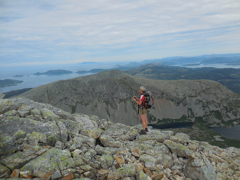 Oppe på østryggen av Heilhornet og det tyngste er unnagjort. Fjellet i bakgrunnen er Kula og Litjhornet.