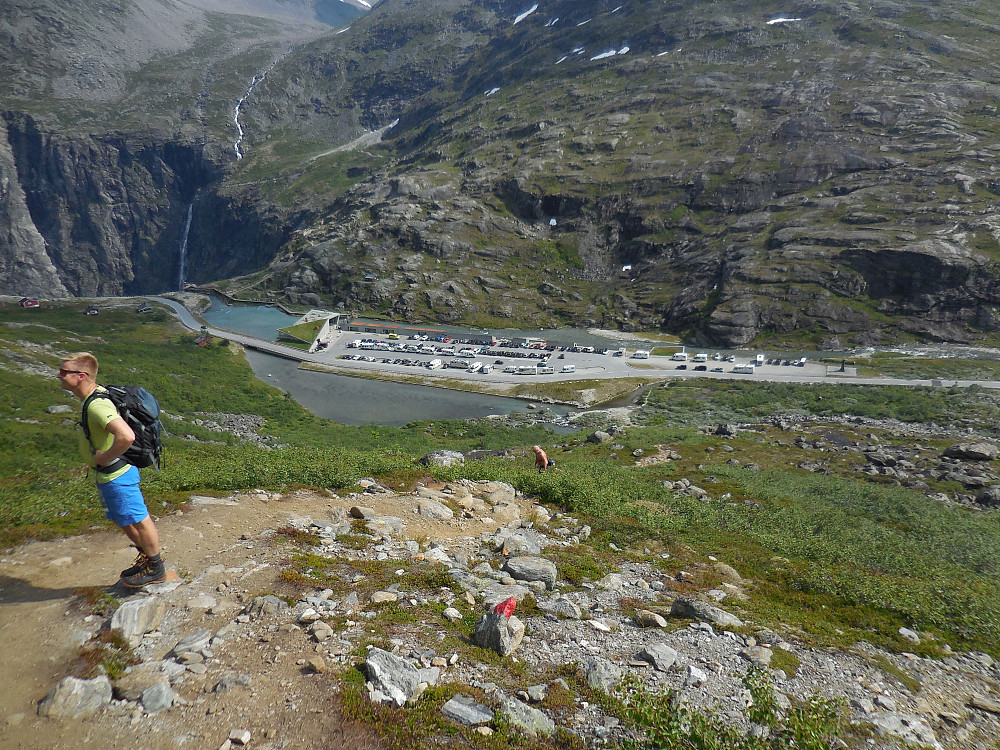 Snart nede igjen. Vi er ikke de eneste turistene i området i dag, men alle er heldigvis ikke på fjelltur.