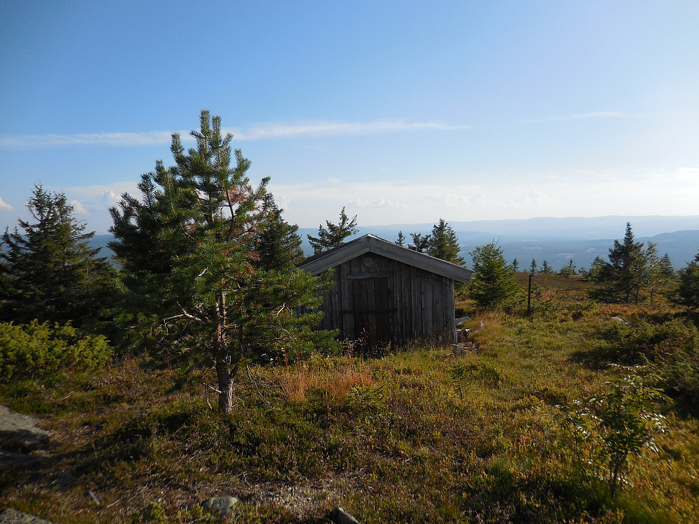 Gamlehytta på toppen.