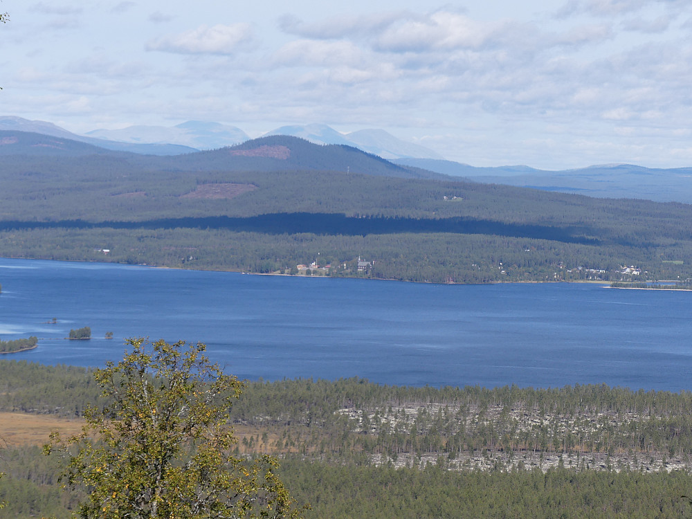 Granåsen gir god utsikt til Rendalssølen og Gardbergskampen. Nordre Osen kirke skimtes midt i bildet.