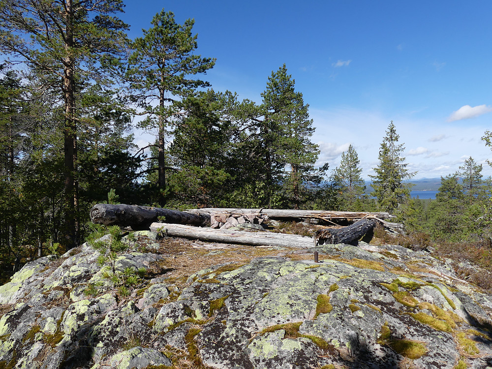 En godt etablert bålplass på toppen av Moldbergkampen, 609 moh.
