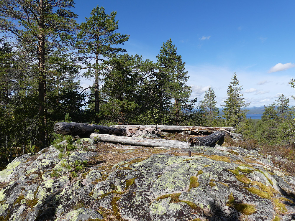 En godt etablert bålplass på toppen av Moldbergkampen, 609 moh.