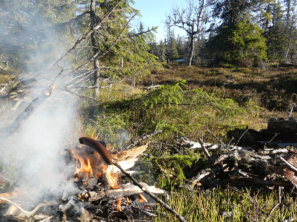 Det blir kaffekoking og svidde grillpølser ved Klarhavet.