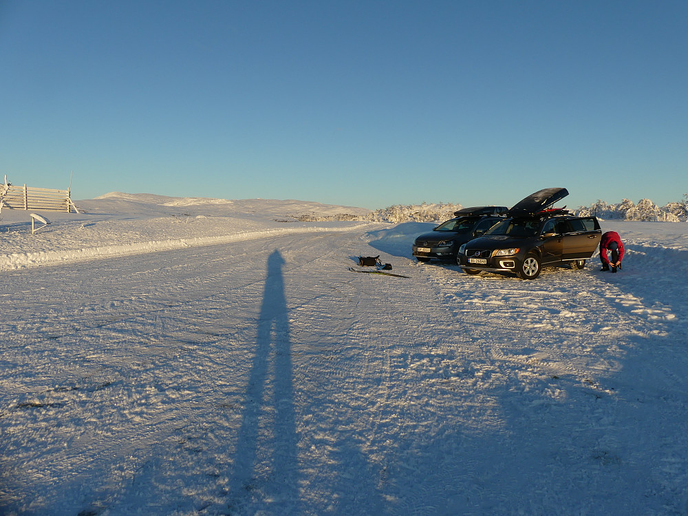 Det er kaldt på Gråsjøen vinterparkering da vi starter. Fjellet i bakgrunnen er Gråhøgda.