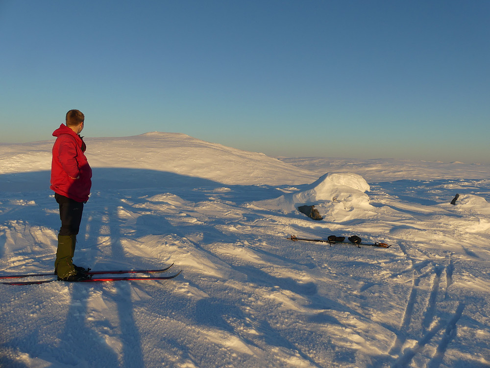 Morten ser bort på den 100 m høyere Store Nehatten fra vesle, 1222 moh. Han har lyst på den også, men får ikke med seg turfølget.