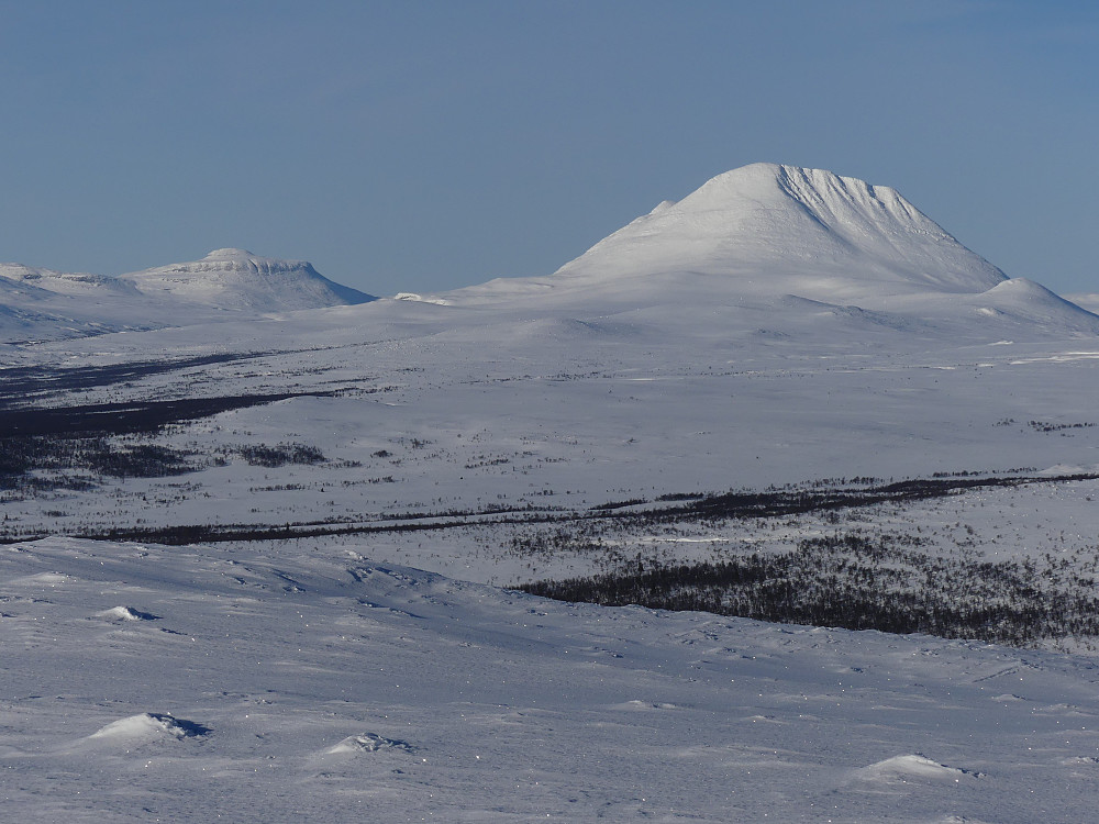 Kyrkjekletten og Store Sølnkletten ses fra toppen av Gråhøgda.