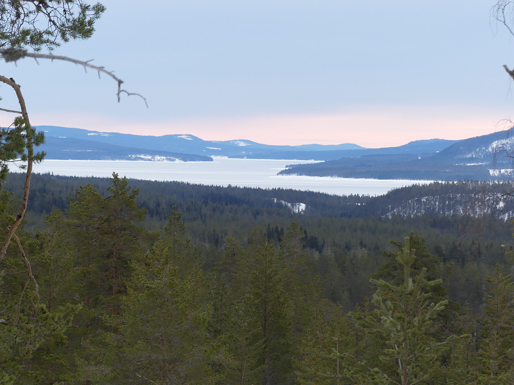 Under oppstigning til den første toppen med utsikt til Osensjøen.