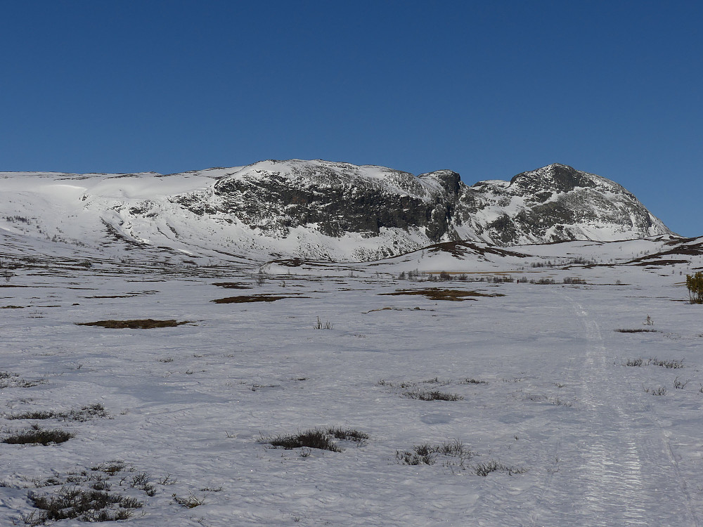 Det er isete og hardt i starten av turen. Her mot Søre Koppe.