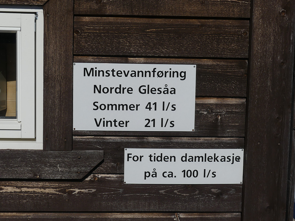 På tross av påstått damlekkasje og påbudt minstevannføring ser det slik ut på nedsida av Nordre Glesåa kraftverk: