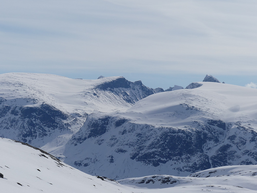 På vei opp mot Vardhøe dukker Galdhpiggen opp bak Bakarste Storgrovhøe. Skardstinden og Nåla til høyre.