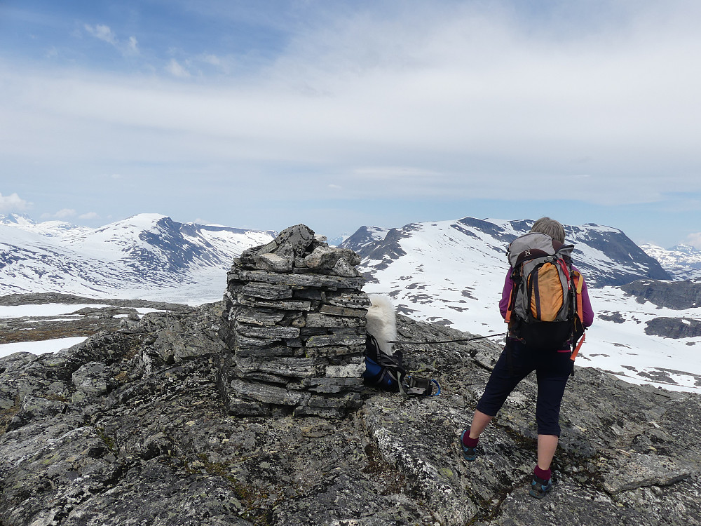Turid og Anton på toppen av Kaldhøa, 1640 moh. Til venstre for varden ses Fossafjellet og til høyre Bruåbottmillo.