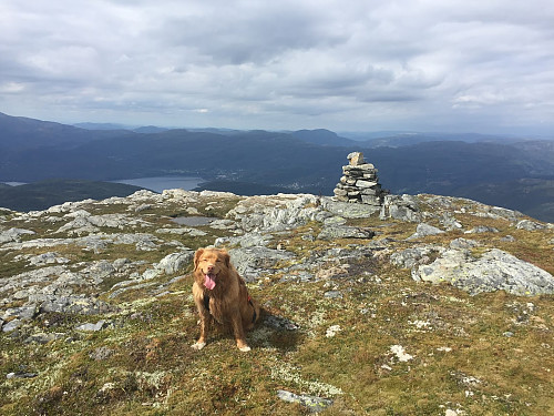 Øverste av de to vardene på Kikenosa