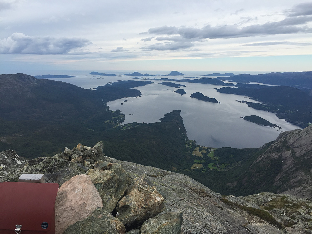 Flott utsikt frå toppen og vestover mot Florø.