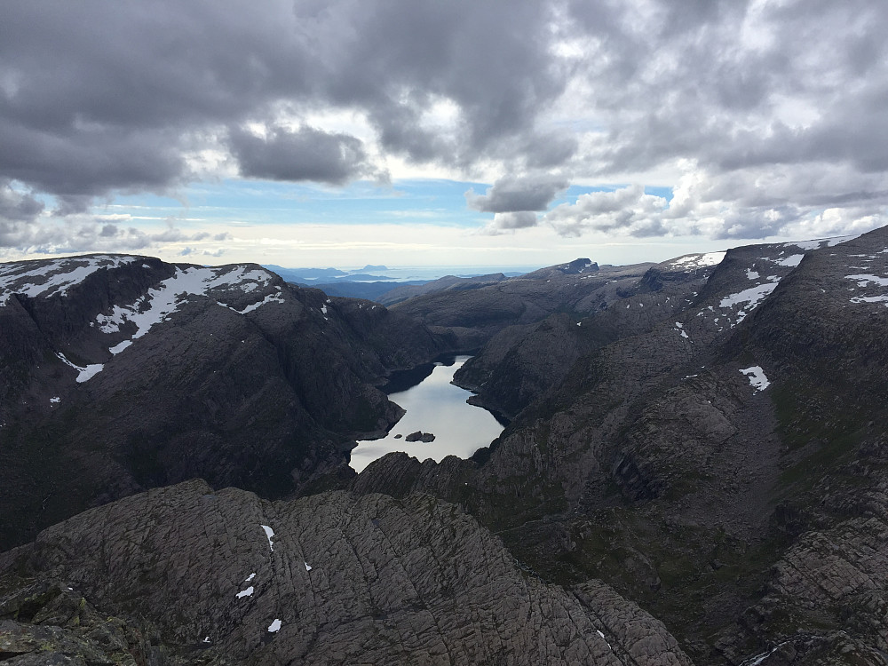 Utsikt frå toppen mot sørvest. Storebotnvatnet og Alden langt der bak. 
