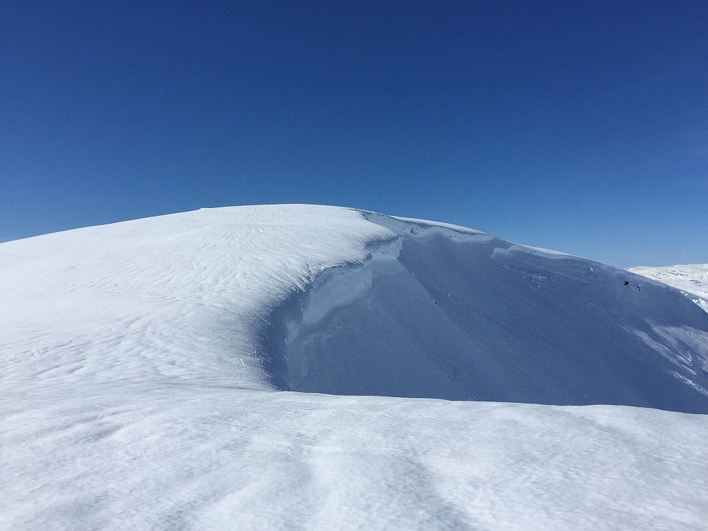 Snøskavlar på nordsida av Skruklefjellet.