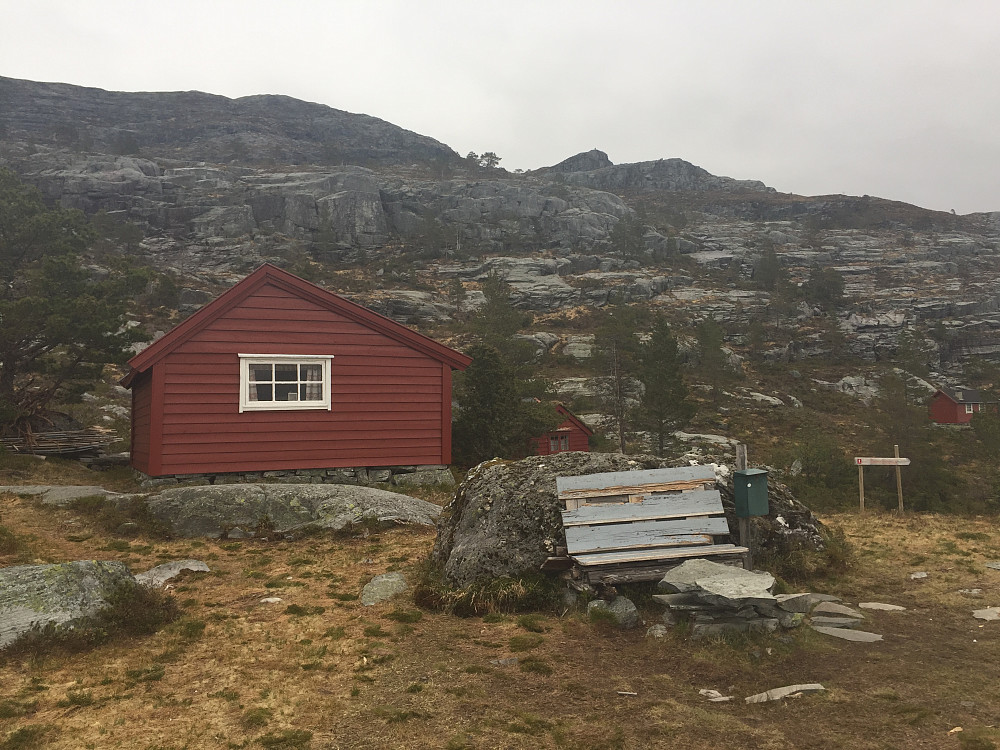 Eikefjordstølen. Knollane i bakgrunnen.