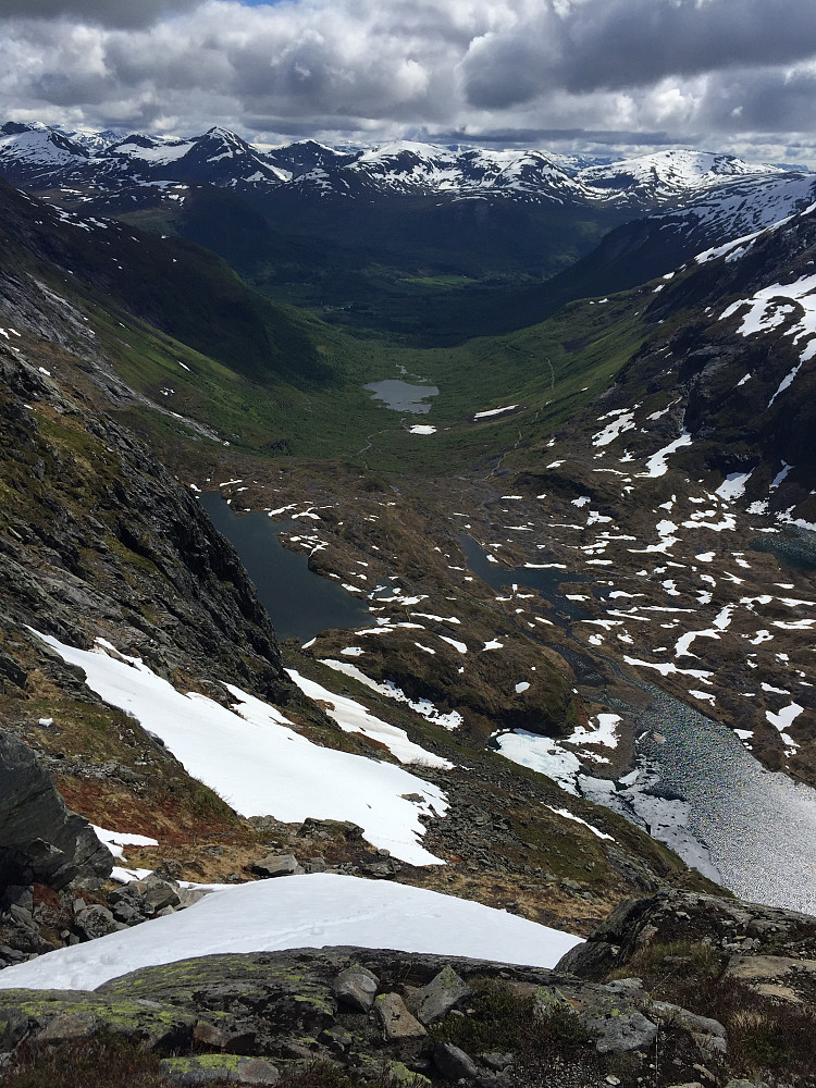 Fortsatt litt snø i bratta opp mot/ ned fra toppen.