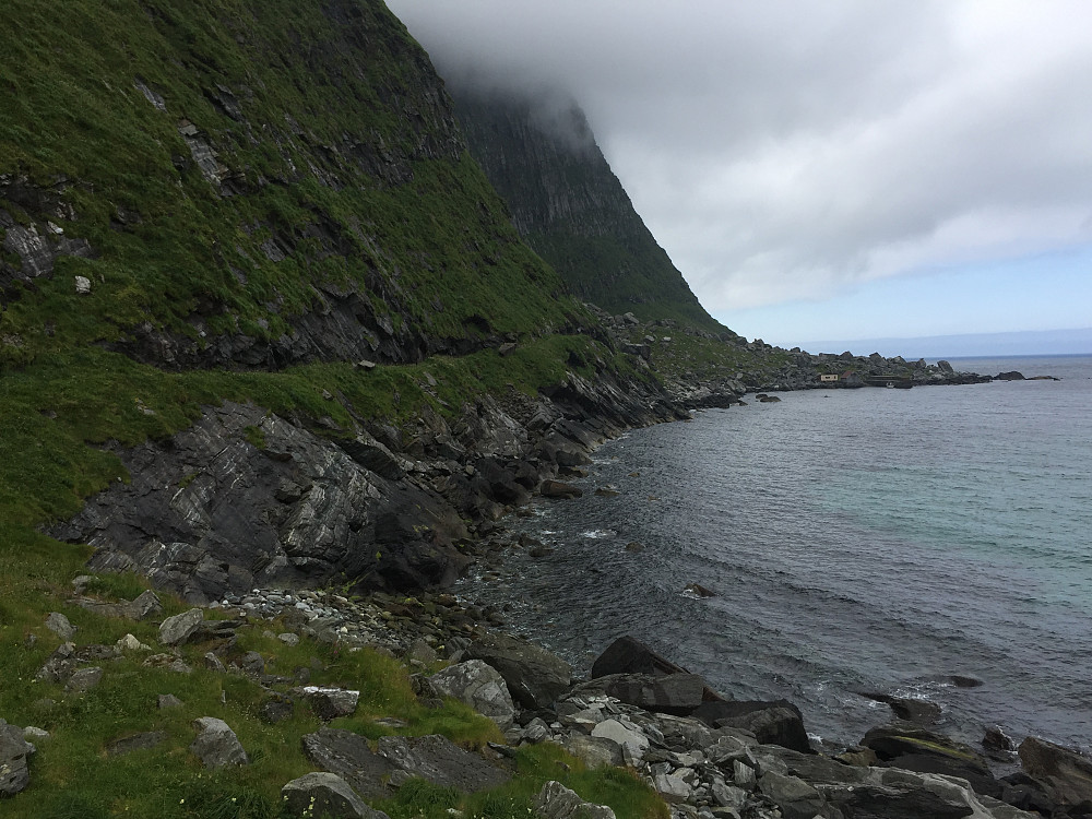  Laga seg veg langs fjellsida til trygg båthamn.