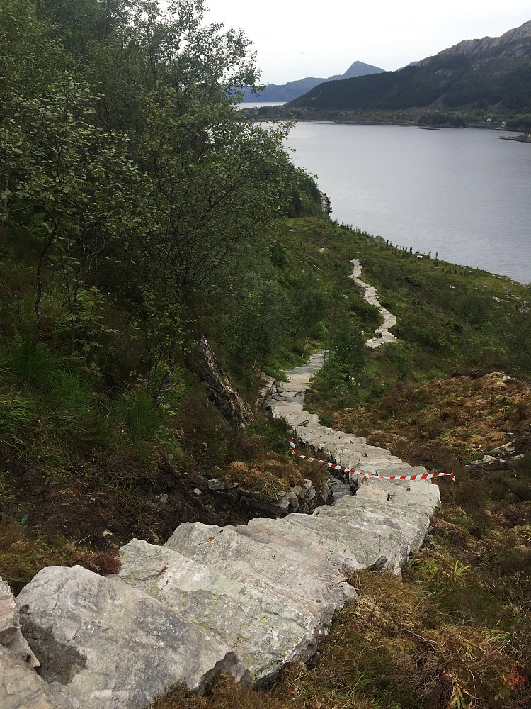 Ny steinlagt sti laga av sherpaer.