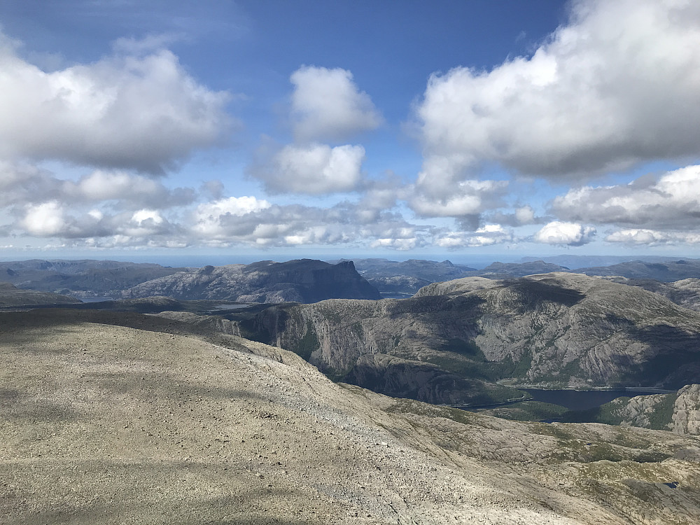 Hornelen i det fjærne. 