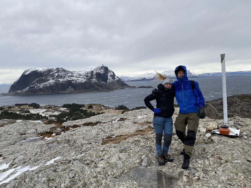 Vindfull tur til høgste toppen på Værlandet. 