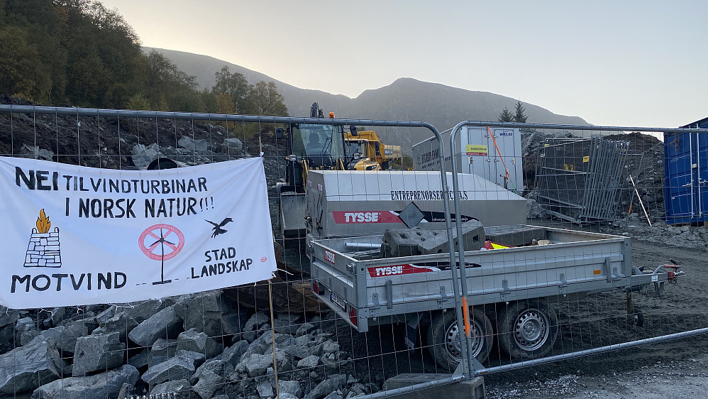 Eit forsøk på å protestere og stanse utbygginga av denne vindmølleparken, Okla Vindkraftverk.  