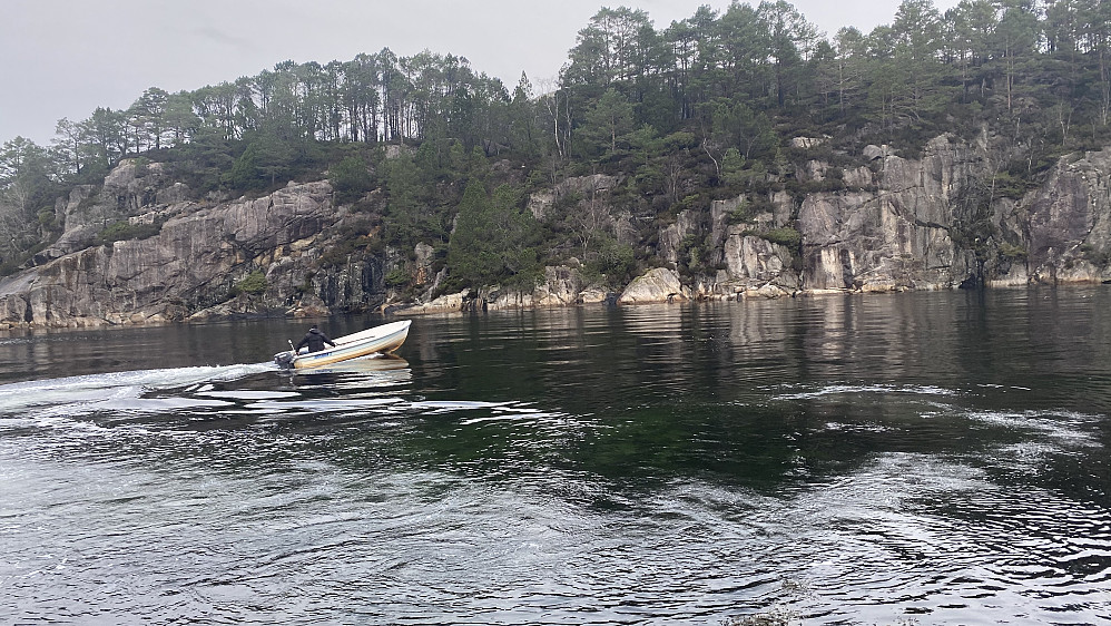  Skyssbåten vår over til øya 