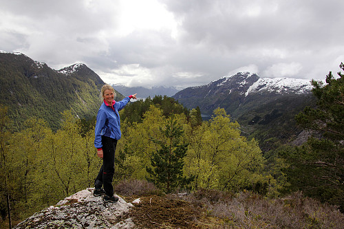 Anne på 305 moh punktet og gjenkjenner Fløyen som vi besøkte i 2011