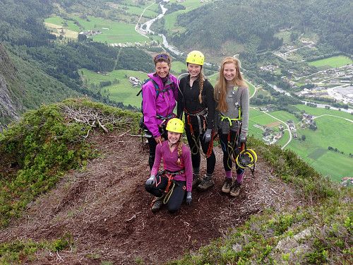 Hundseid-jentene - fornøyde etter overstått klatring