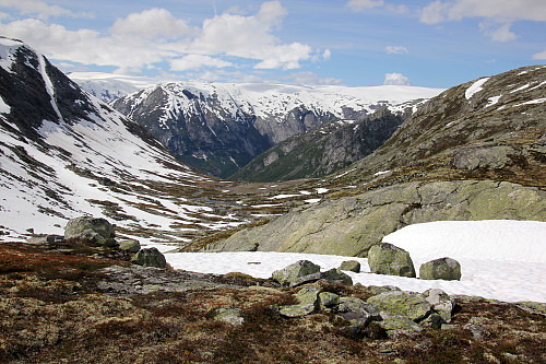 Fagredalen sett fra Holmevatnet. Biskehyrna oppe til venstre