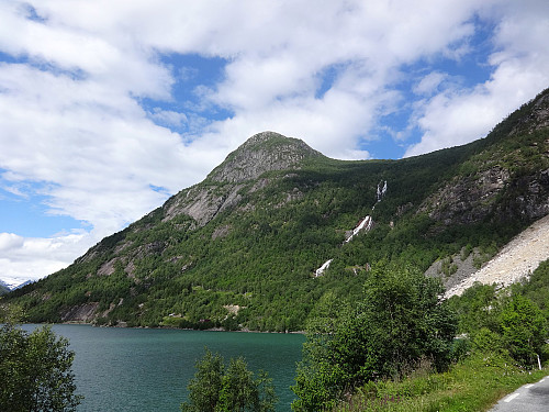 Ruten opp Ugledalen går langs elva. Langanesnovi oppe til venstre. Rånøyeggi er LANGT bak...