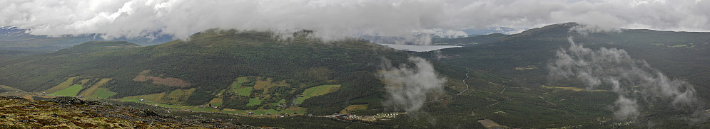 Utsikt mot Trollhøi, Gråhøi og Lemonsjøen