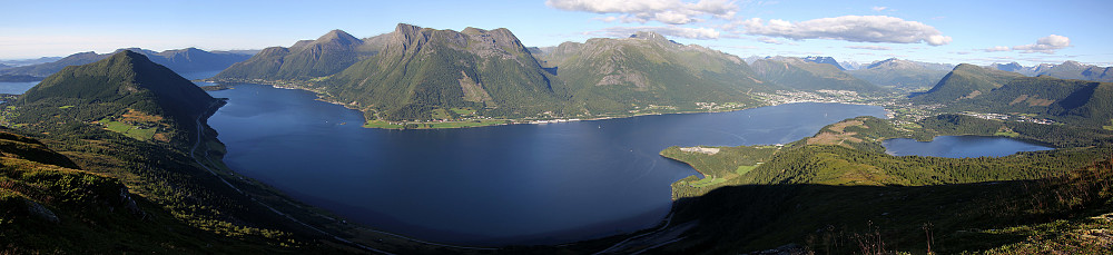 Panorama mot Vartdalsfjorden og Ørstafjorden