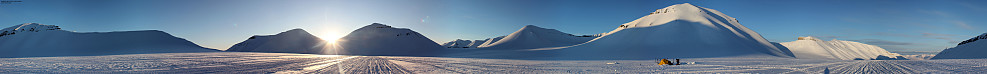 Panorama fra Camp 10. Et magisk øyeblikk. Teksten på bildet sier "Camp 9", men det er altså feil..