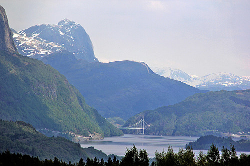 Kvamshesten og Dalsfjordbrua, sett fra Rustene