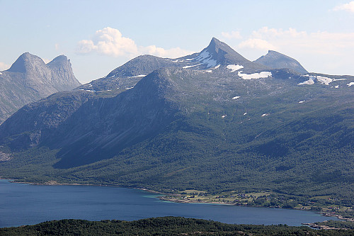 Per Karlsatind sett fra Straumøya. Hele ruta opp er synlig på dette bildet.