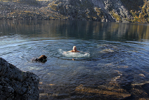 Anne og Karma tar et lynraskt bad i Tjønndalsvatnet