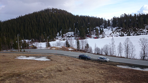 Høgåsen sett fra jordet opp mot Langåsåsen.