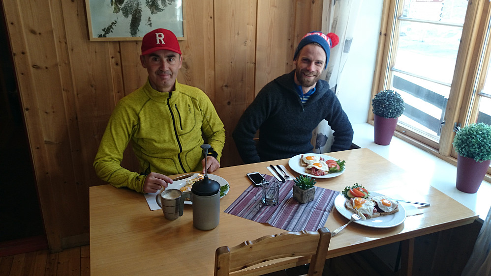 Fint start på en fin dag. Kjempefrokost på Vandrerhjemmet på Galdesand