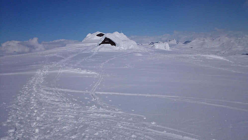 En del snølast på hyttene oppe på Fanaråken