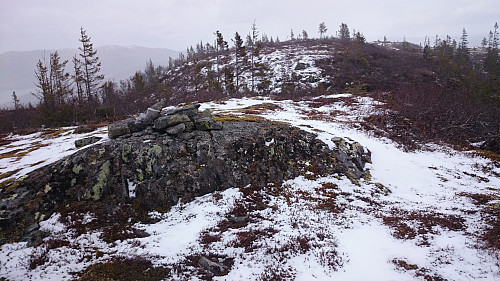 Annølkammen i nysnø i mai. Den høyeste toppen er nok den i bakgrunnen